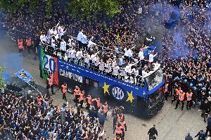 开云-共和报：如果国米夺得欧冠冠军，将在周日的米兰举行大巴巡游庆典