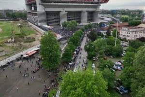 开云体育入口-国米社媒晒赛前梅阿查球场外视频，众多球迷迎接国米大巴