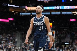 kaiyun-手感一般！克莱16中5&amp;三分12中3拿到13分3板4助1断1帽