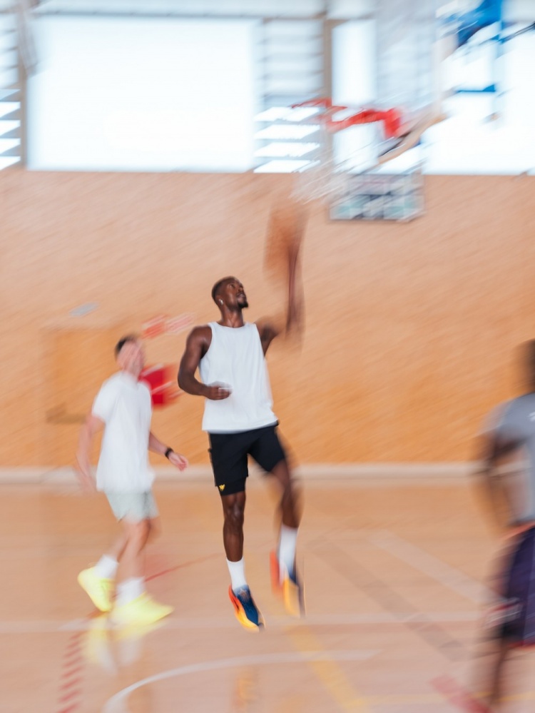 开云-不打码了!巴特勒西班牙度假打球上脚新一代签名鞋